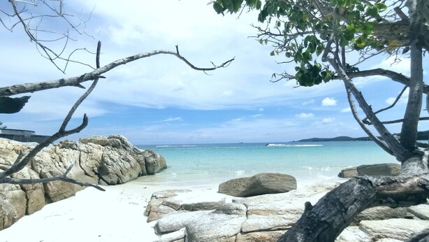 A beach with white sand, large rocks, and a clear blue sky. - Green Bay Samed Resort (Rayong)