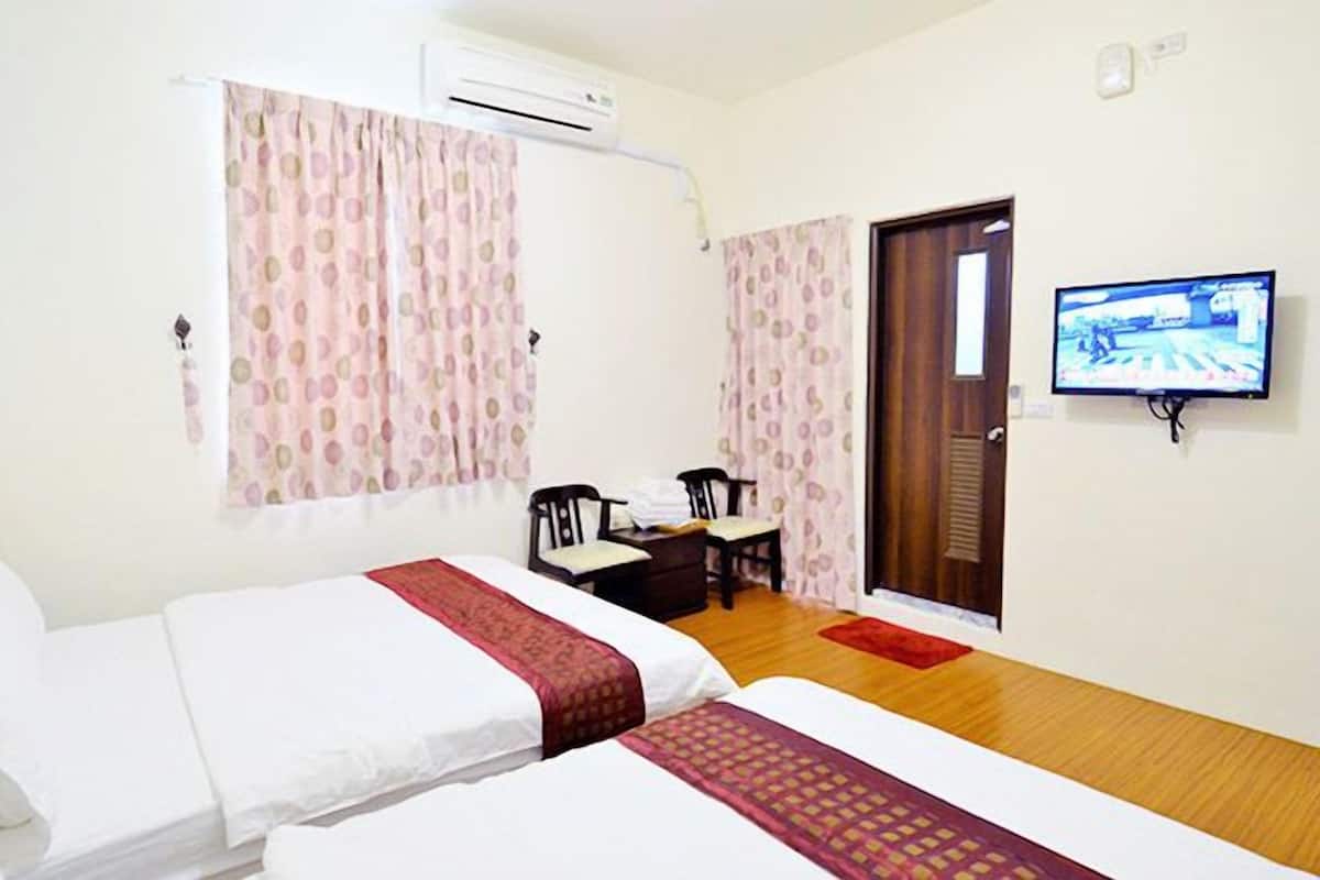 Kamar Quadruple Standar | Meja kerja, tempat tidur lipat/tambahan, dan Wi-Fi gratis