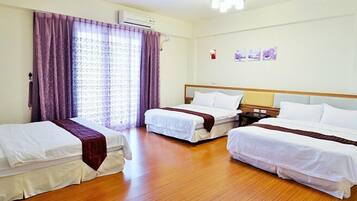 Family Room | Desk, rollaway beds, free WiFi