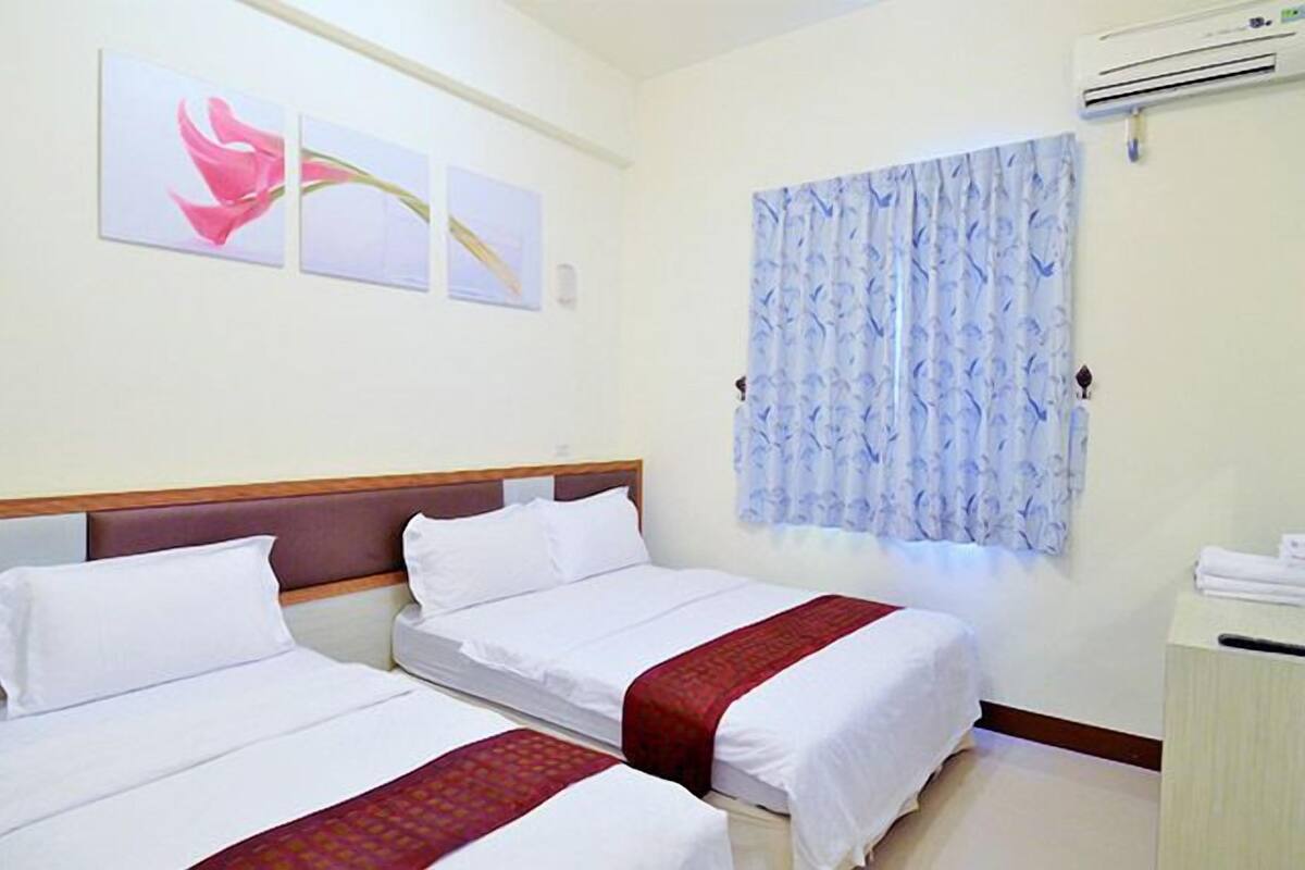 Kamar Triple Standar | Meja kerja, tempat tidur lipat/tambahan, dan Wi-Fi gratis