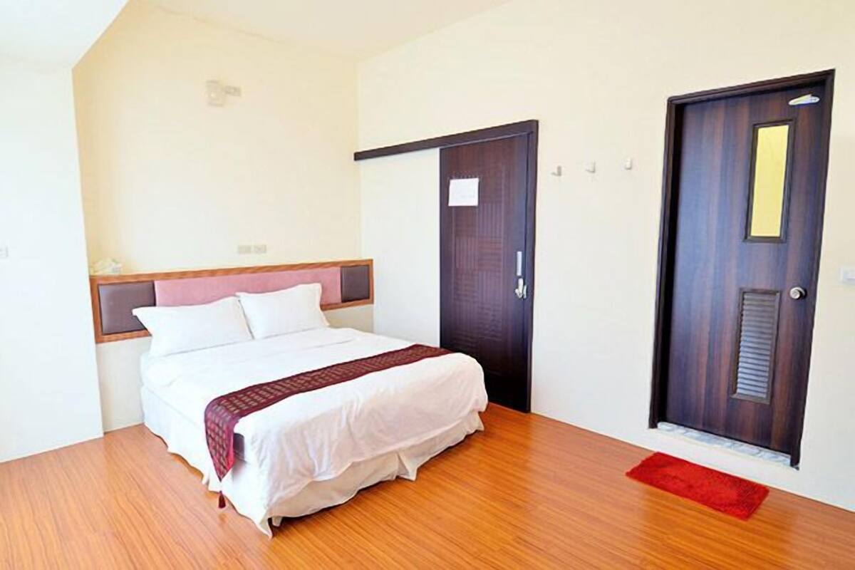 Kamar Double Standar | Meja kerja, tempat tidur lipat/tambahan, dan Wi-Fi gratis