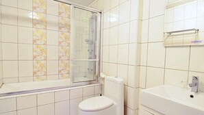 A bathroom with a toilet, a shower, and a sink. - Buongiorno B&B-Peng's family (Taitung)
