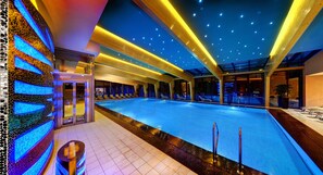 Una piscina cubierta