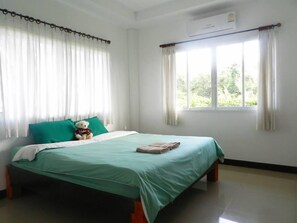Desk, rollaway beds, free WiFi