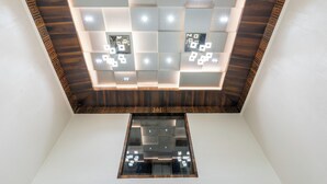 Teto moderno com iluminação embutida e padrões geométricos.