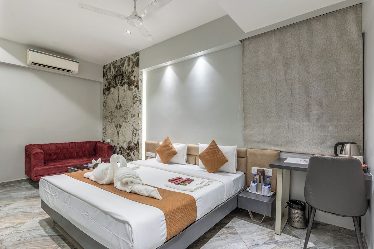 Habitación Deluxe | Baño | Ducha, artículos de higiene personal gratuitos y zapatillas