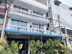 Front of property - Golden Guesthouse (Cha-am)