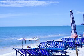 On the beach - Golden Guesthouse (Cha-am)