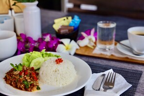 Free daily local cuisine breakfast - Golden Guesthouse (Cha-am)