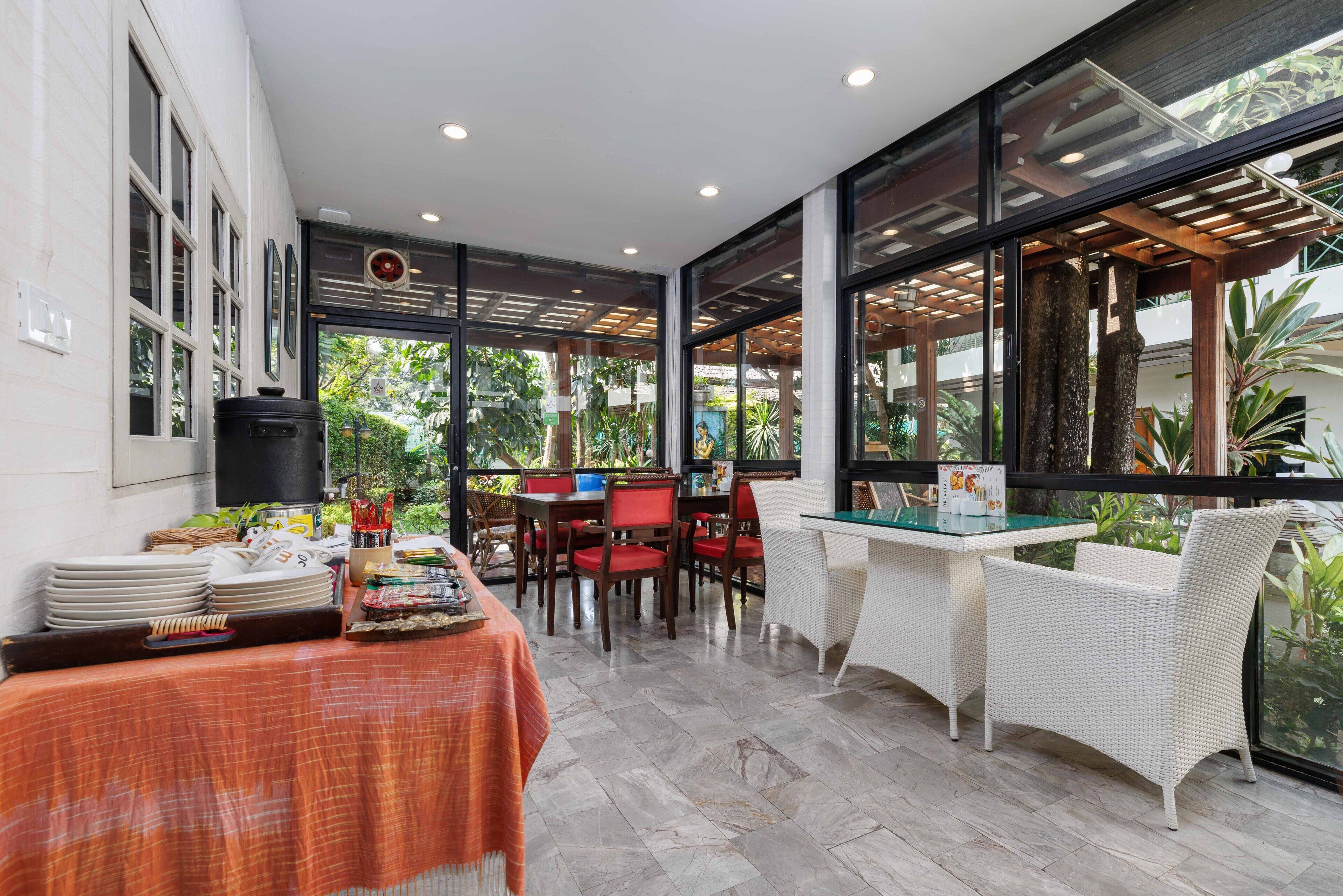 daily cooked-to-order breakfast (thb 400 per person)