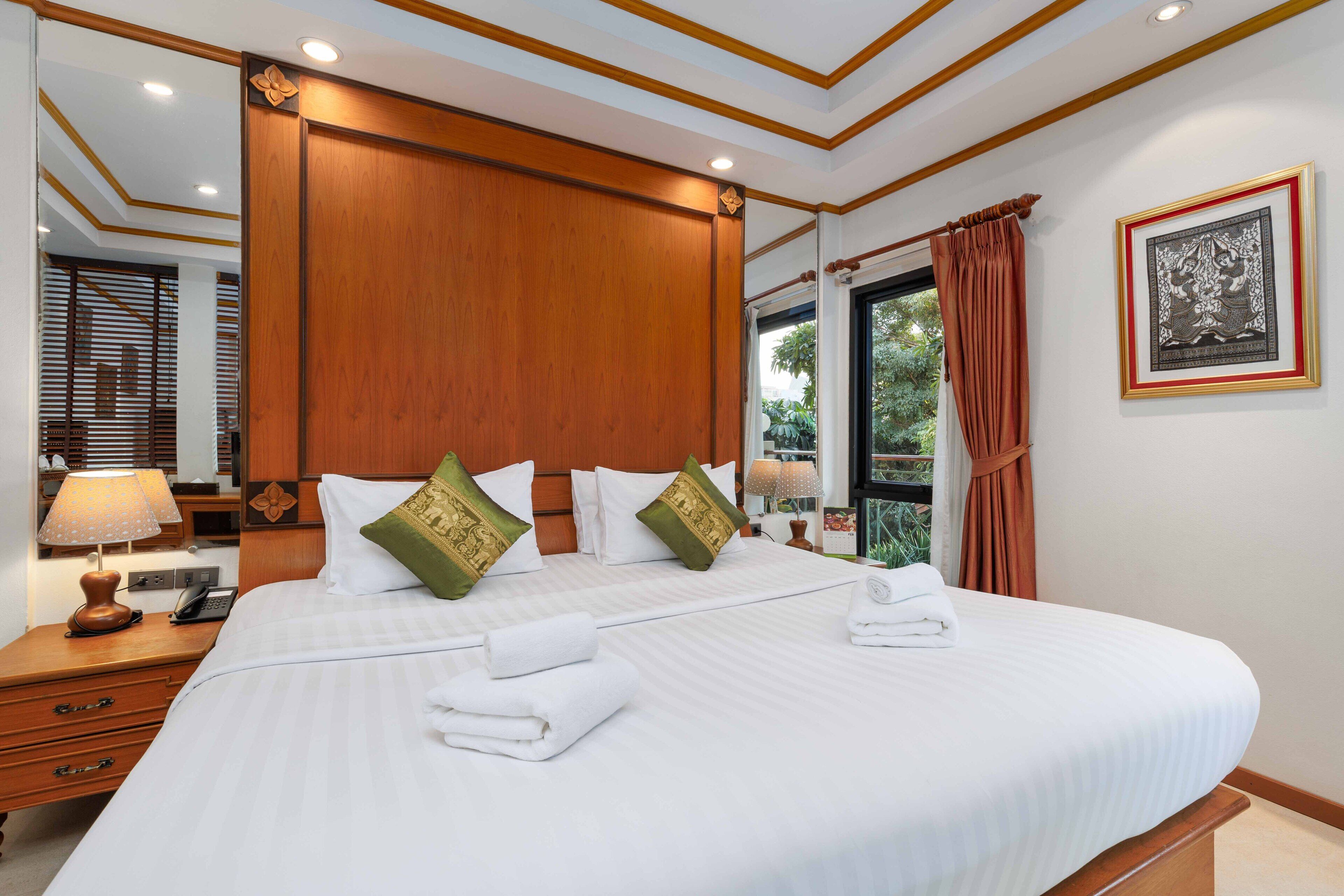 suite, 1 king bed | 1 bedroom, minibar, in-room safe, desk