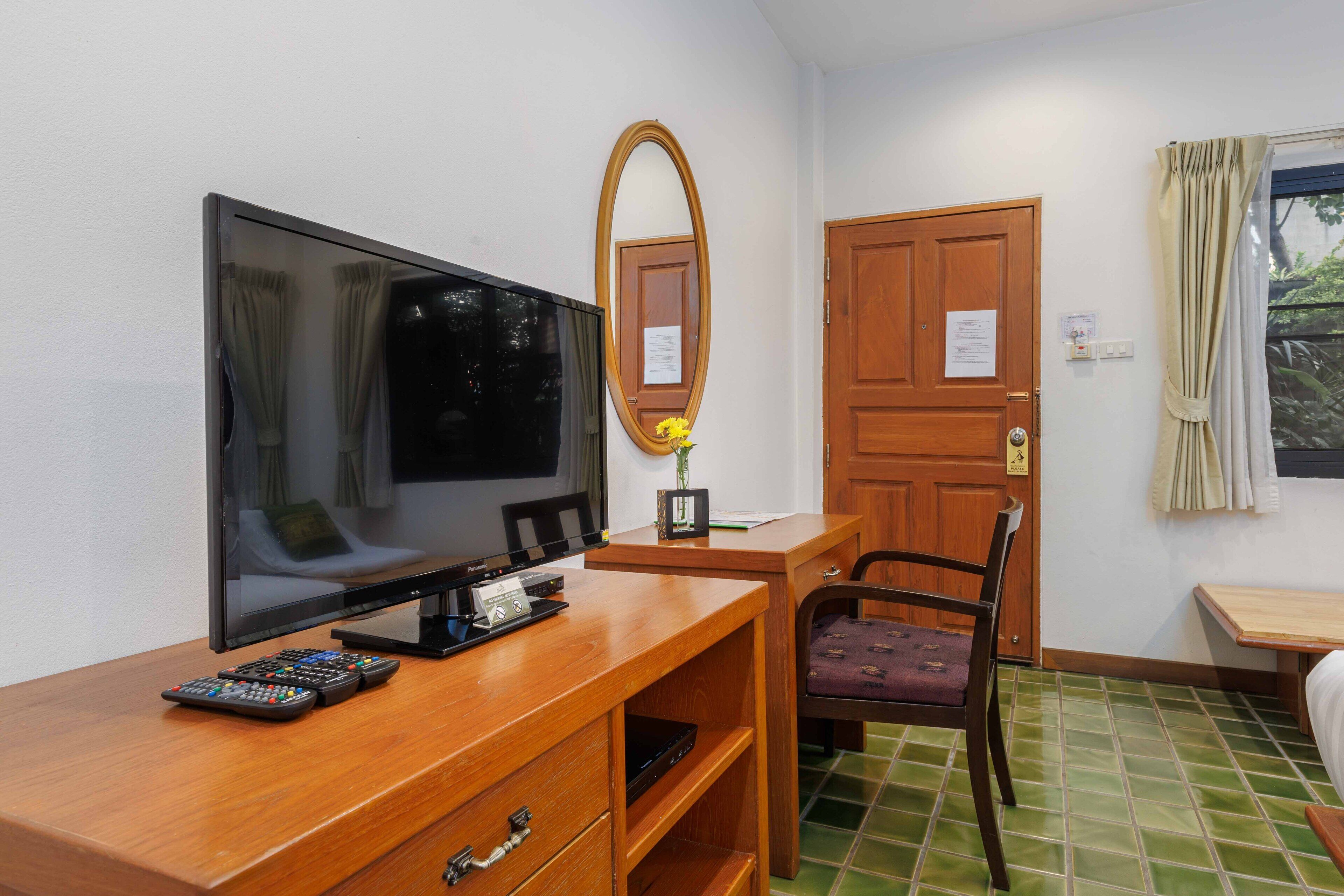 deluxe room, 1 king bed | television