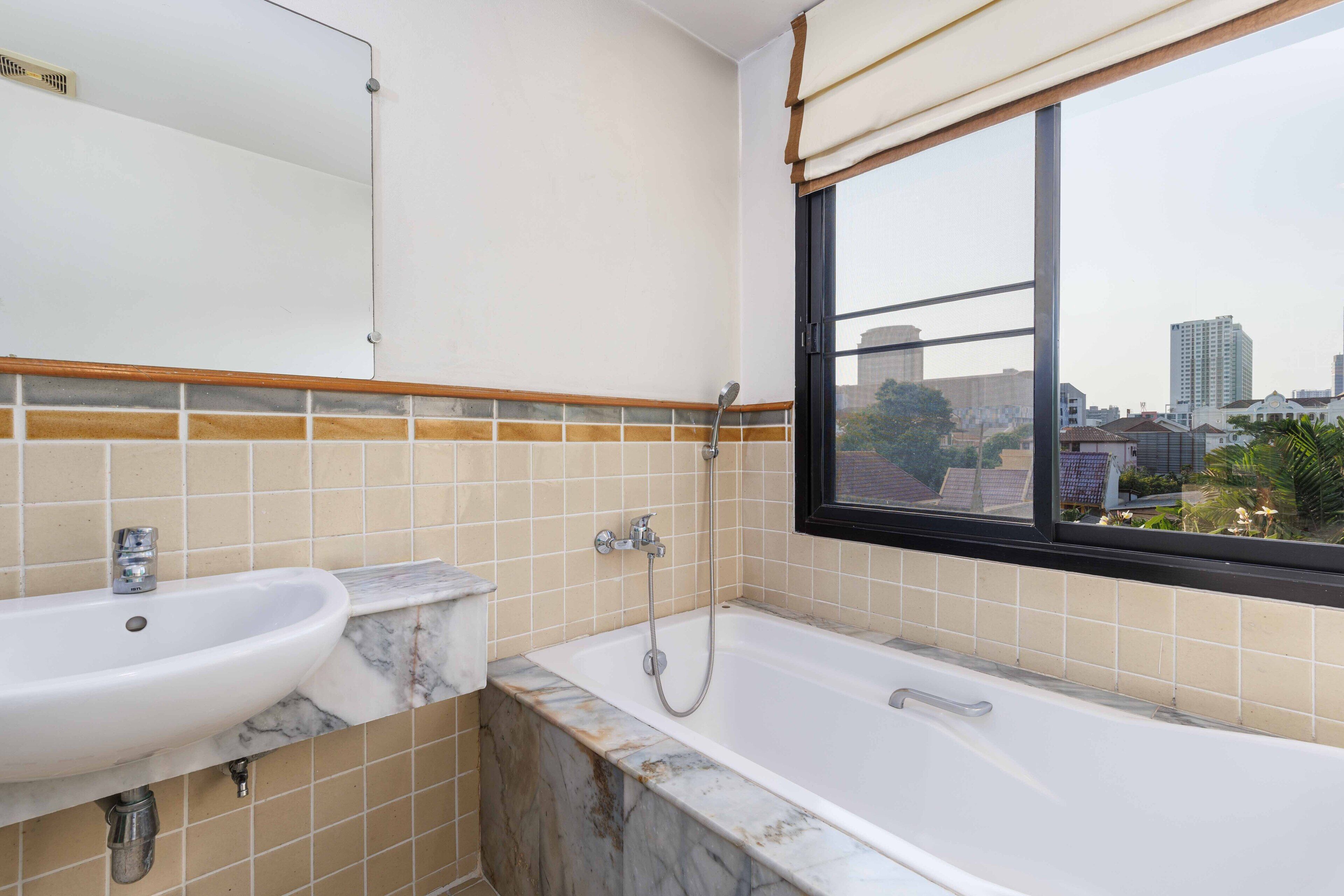 suite, 1 king bed | bathroom | shower, free toiletries, towels