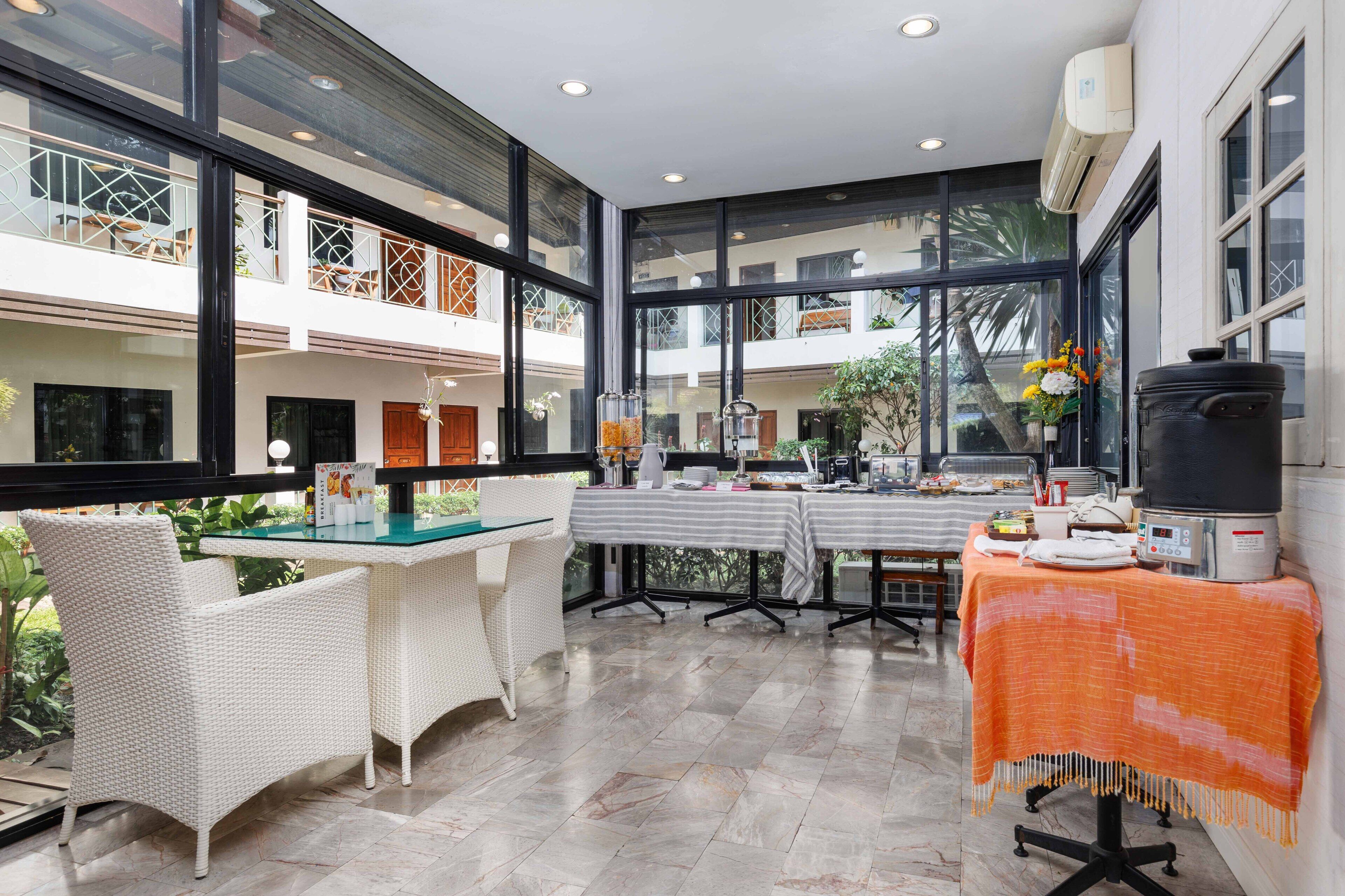 daily cooked-to-order breakfast (thb 400 per person)