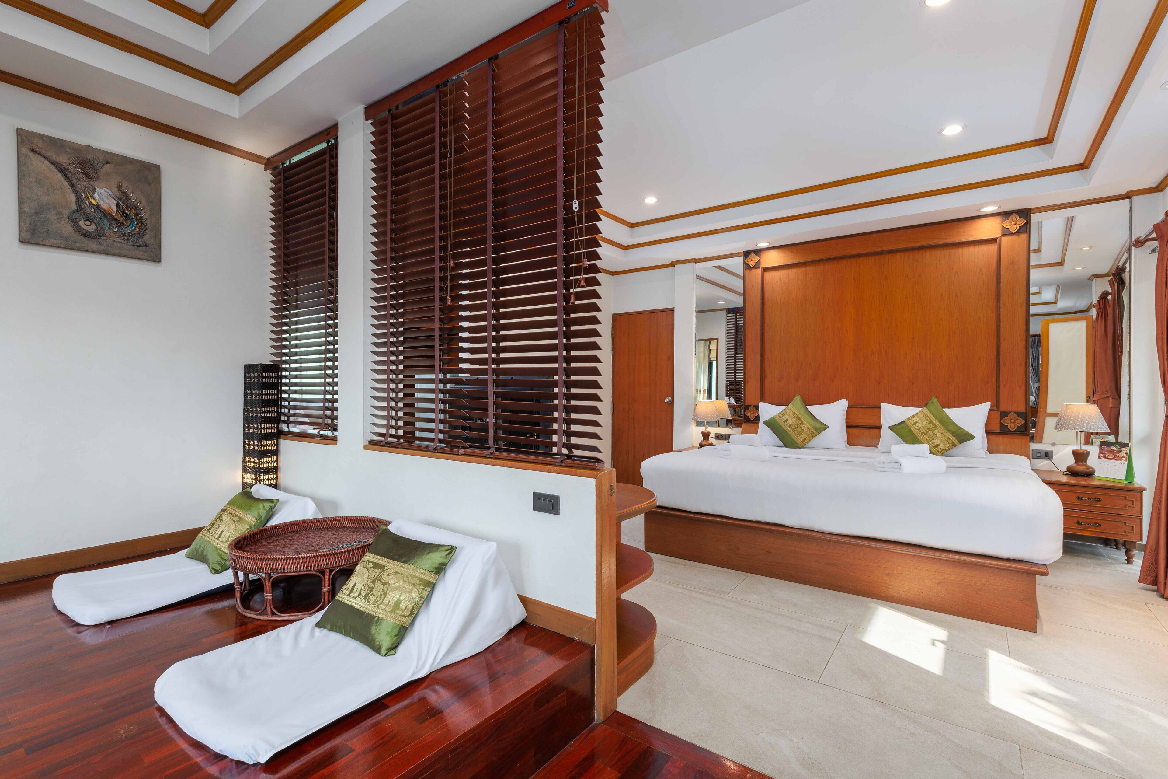 suite, 1 king bed | 1 bedroom, minibar, in-room safe, desk