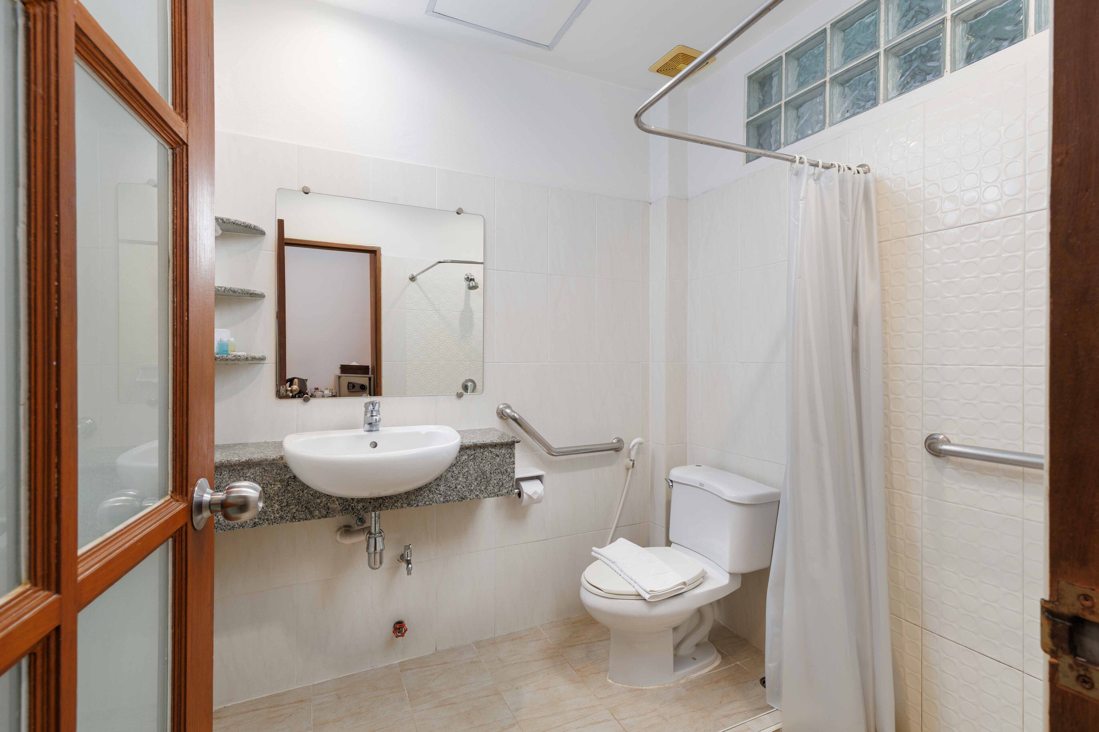 deluxe room, 1 king bed | bathroom | shower, free toiletries, towels