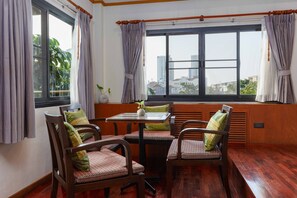 Phòng Suite, 1 giường cỡ king | Khu vực ăn uống tại phòng