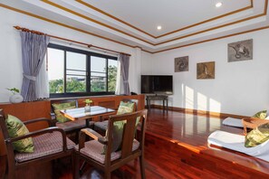 Suite, 1 King Bed | Living area