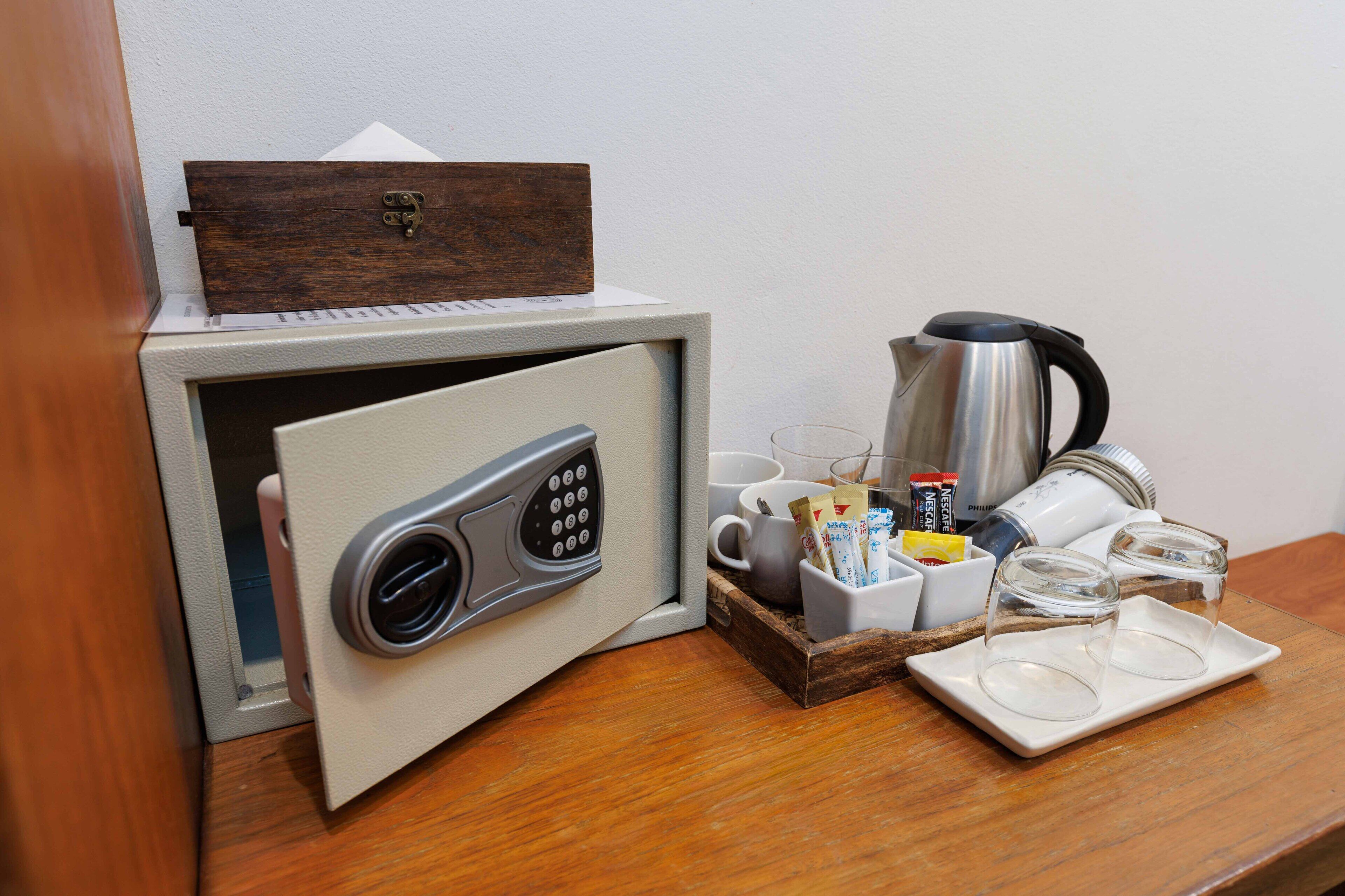 deluxe room, 1 king bed | safe