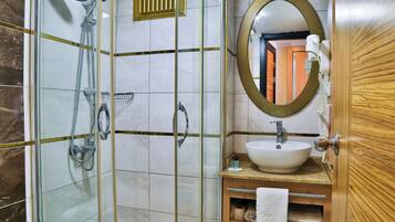 Ducha, artículos de tocador gratuitos, pantuflas, toallas