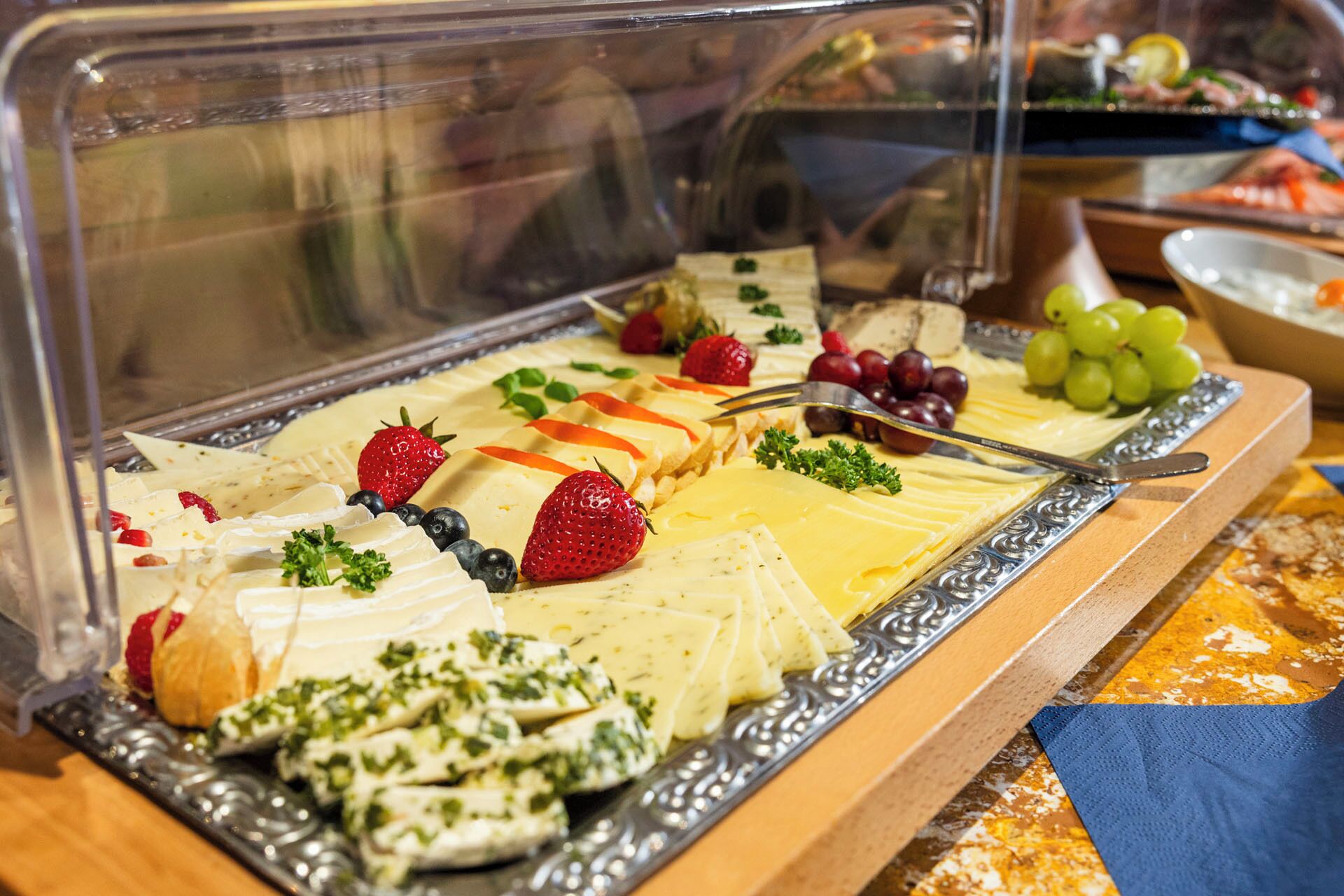 Ein Buffet mit einer Auswahl an Käse, Früchten und einer dekorativen Platte.