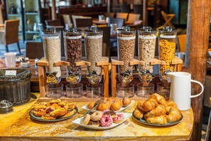 بوفيه فطور مجانًا يوميًا