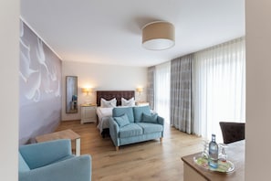 1 bedroom, hypo-allergenic bedding, minibar, laptop workspace