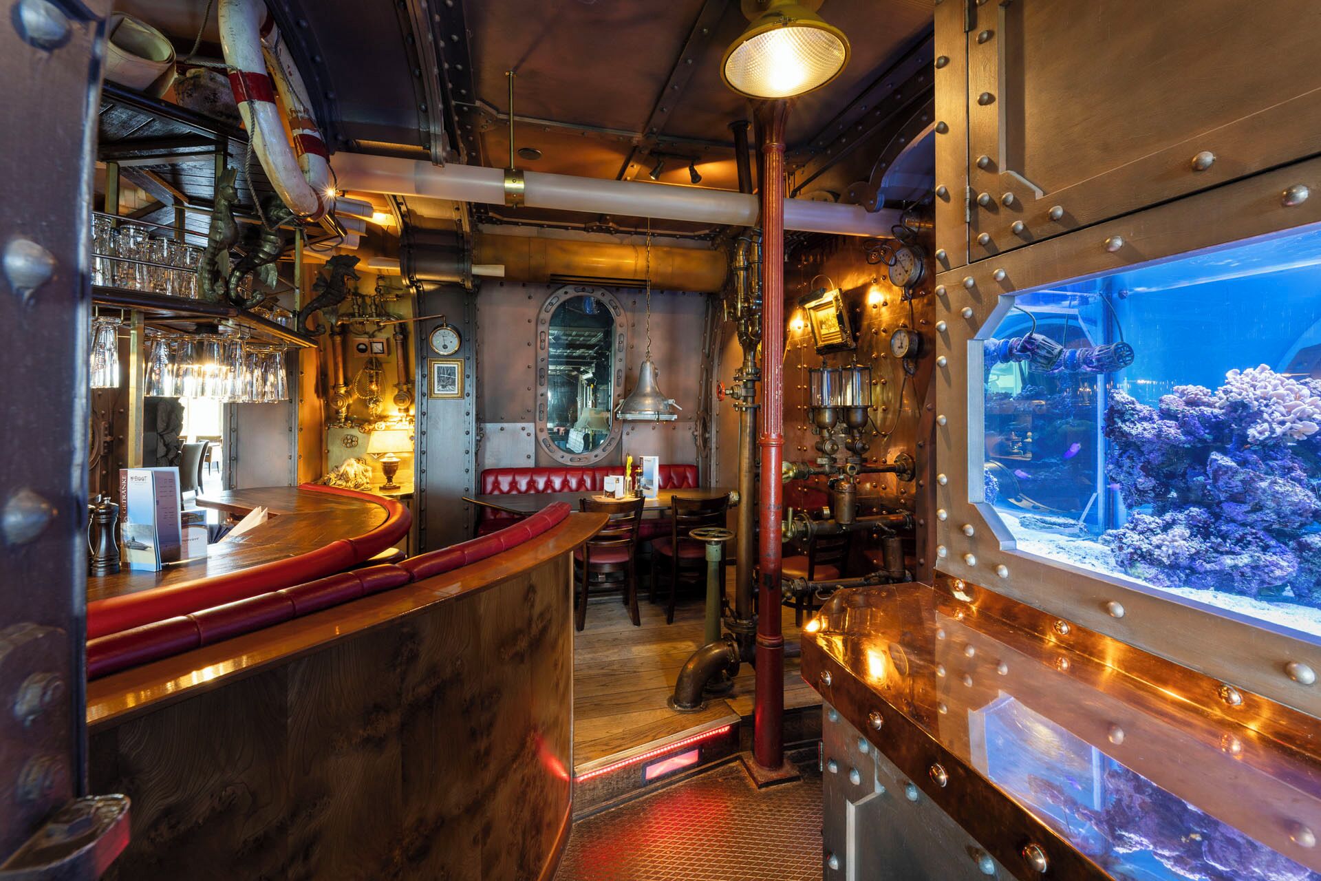 lunch and dinner served, international cuisine