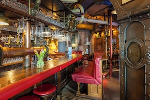 Lunch and dinner served, international cuisine