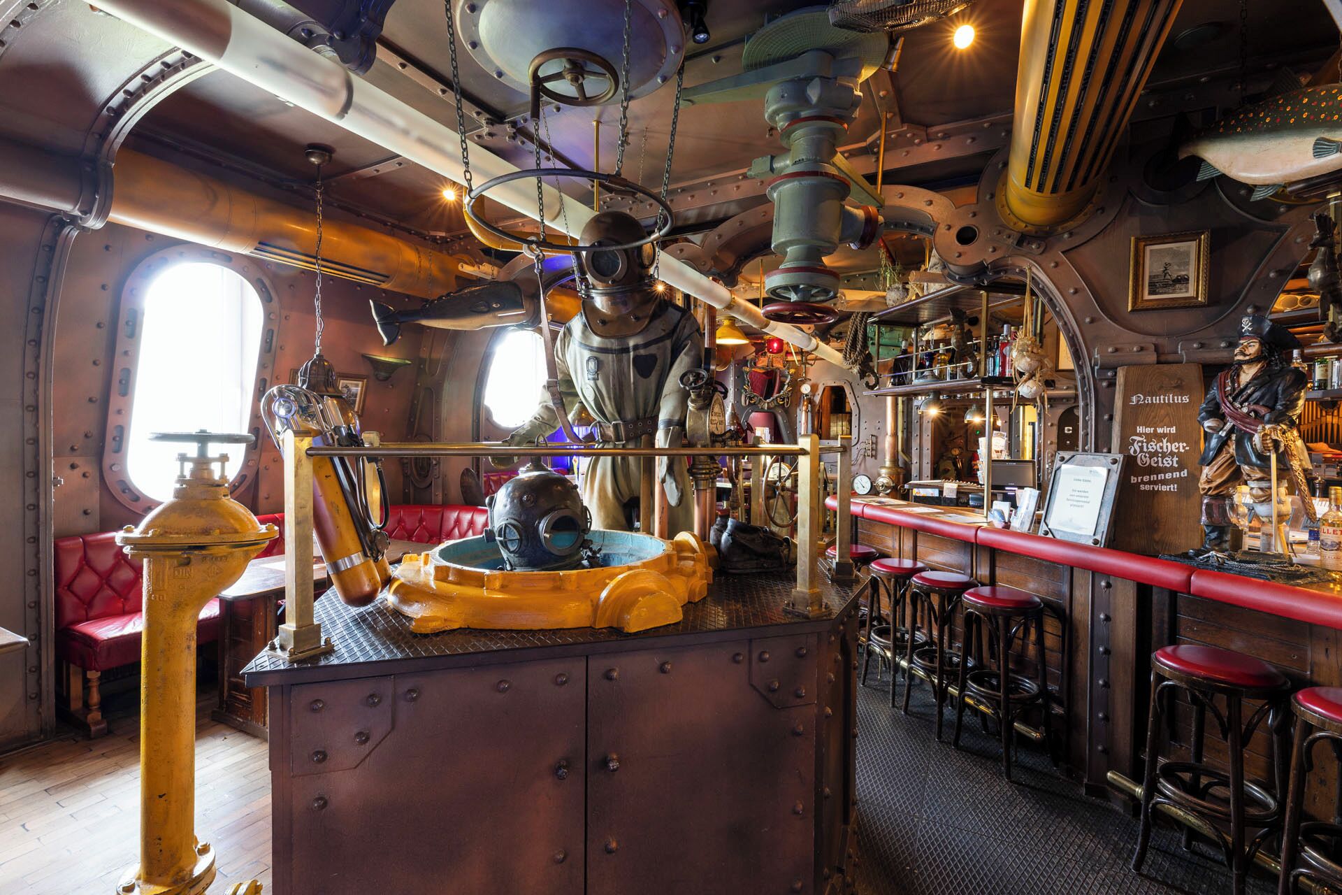 lunch and dinner served, international cuisine