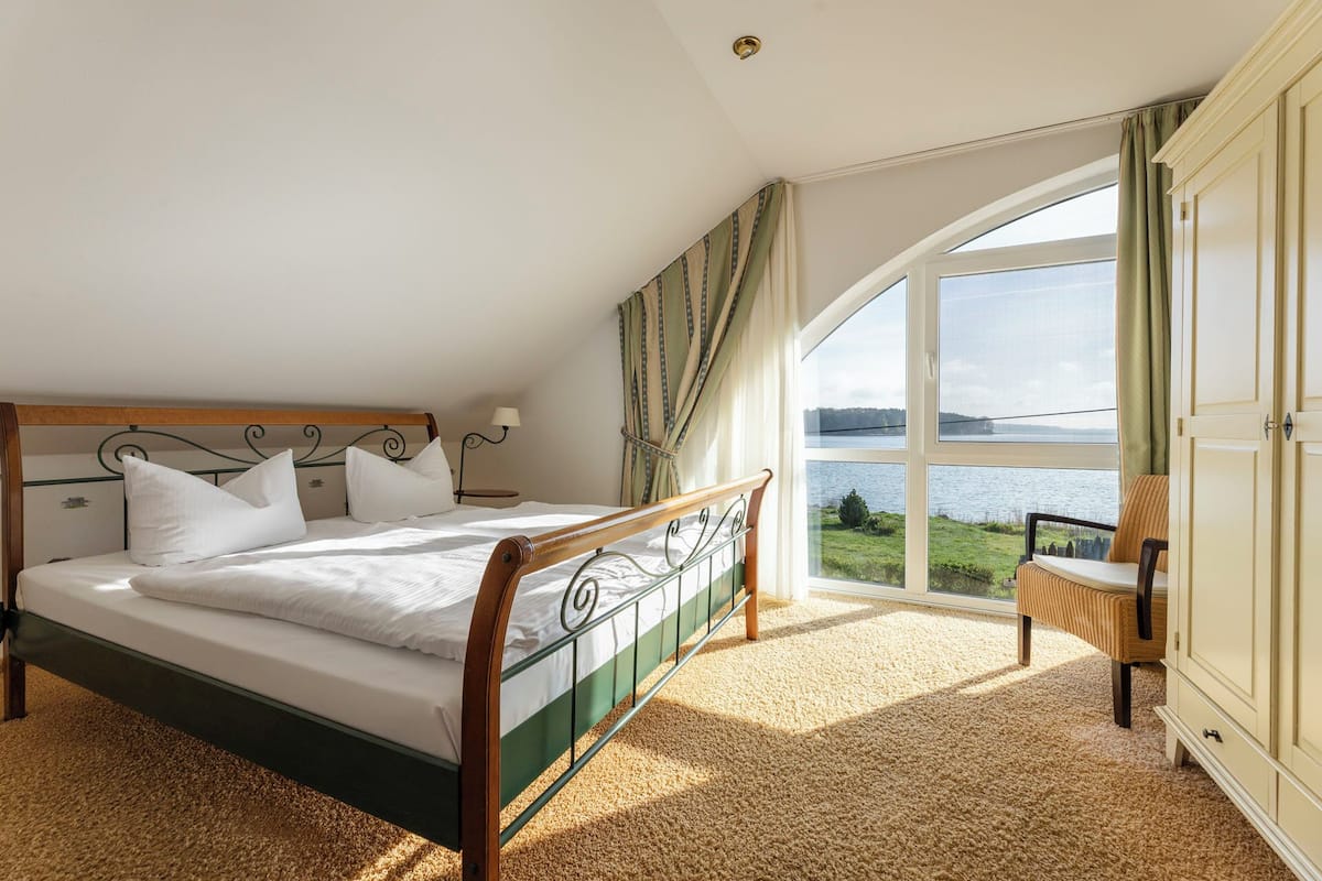 1 bedroom, hypo-allergenic bedding, minibar, laptop workspace