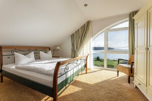 Comfort Suite | Hypo-allergenic bedding, desk, laptop workspace, soundproofing