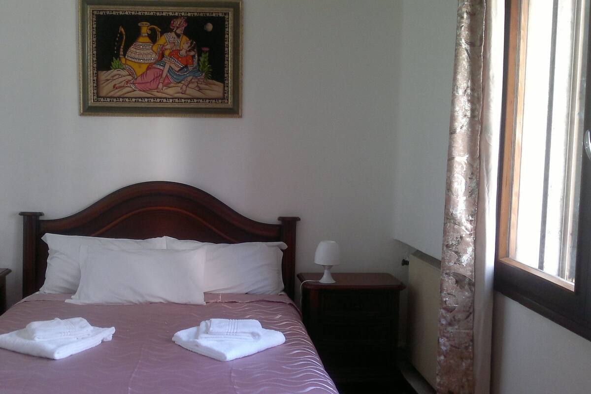 Premium bedding, desk, iron/ironing board, free WiFi