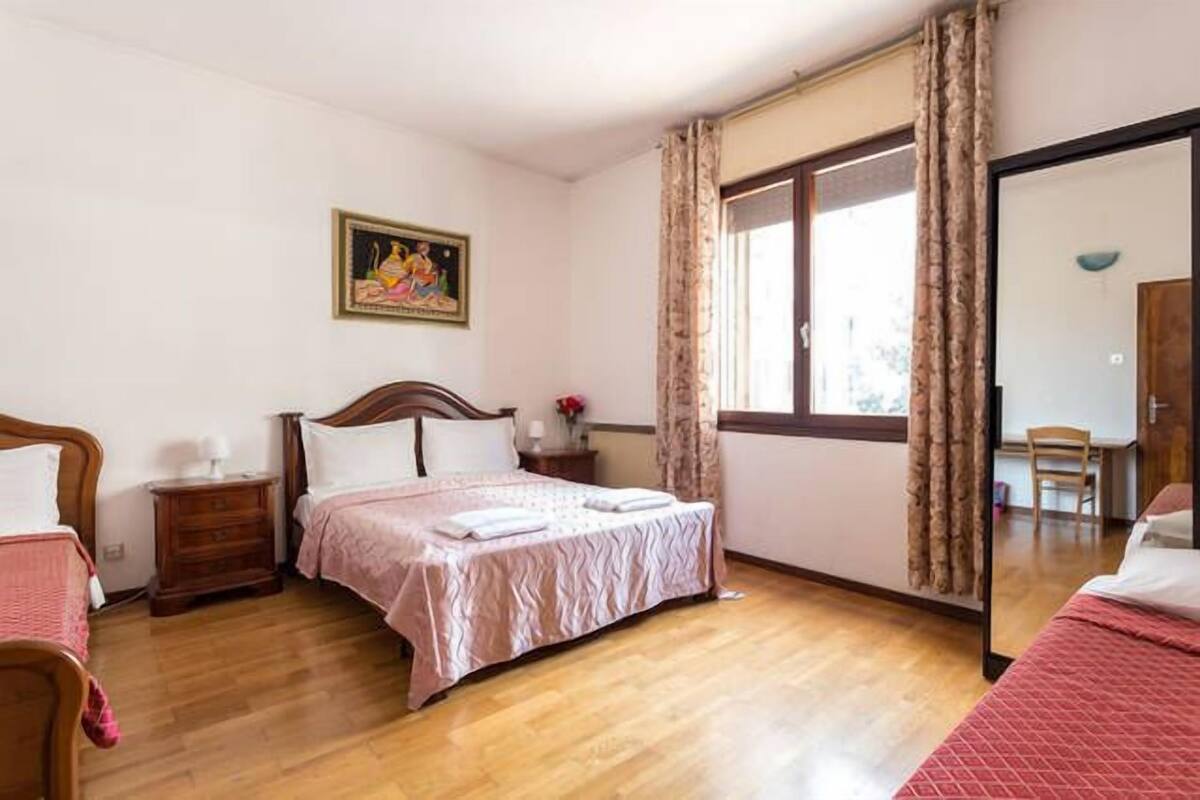 Premium bedding, desk, iron/ironing board, free WiFi