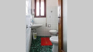 Shower, free toiletries, towels