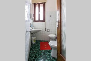 Shower, free toiletries, towels