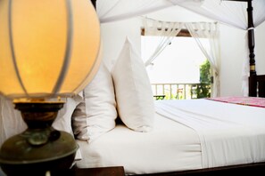 Superior Double Room with Balcony | Premium bedding, down duvets, in-room safe, individually decorated - Mango House (Galle)