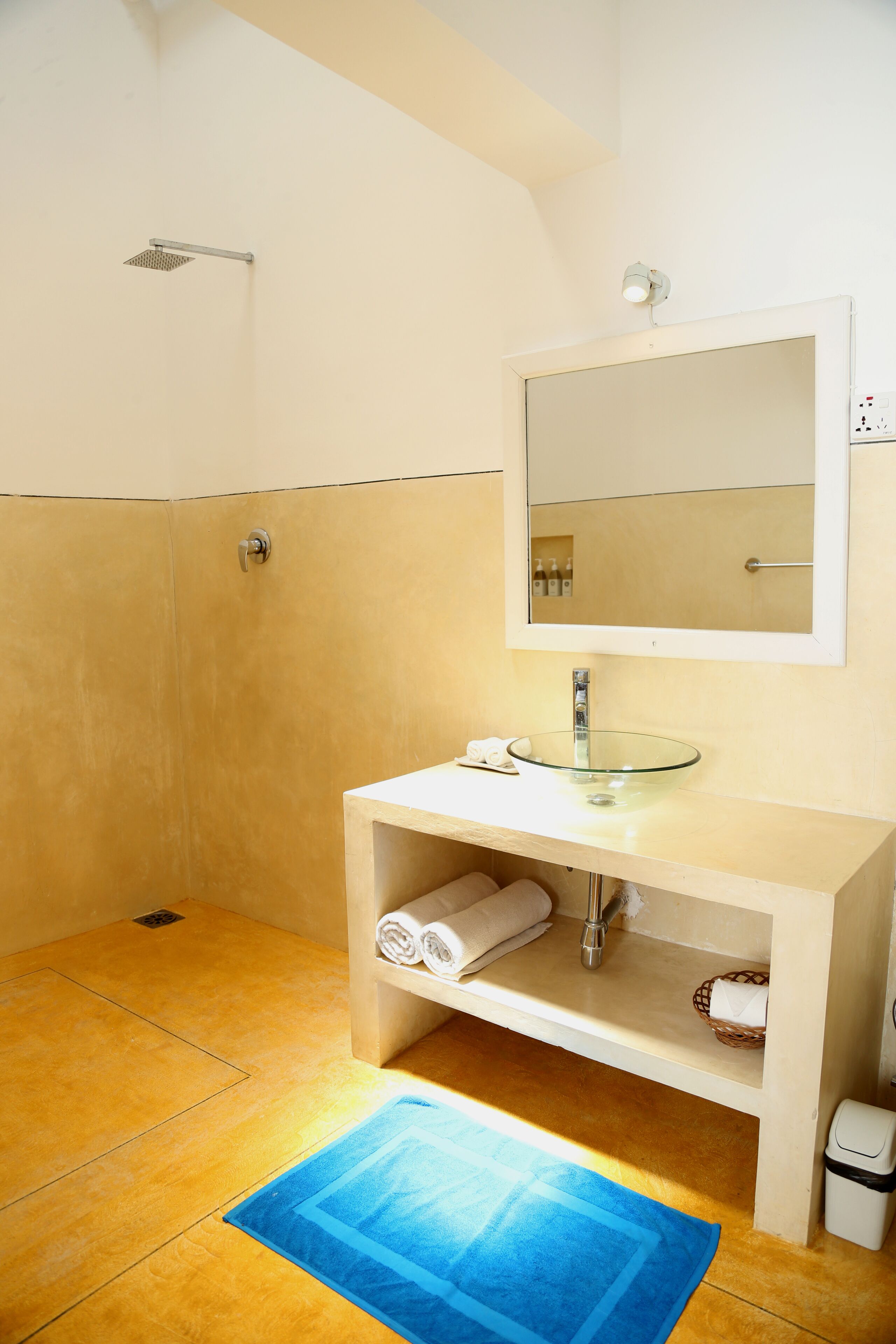 Dusj, regndusjhode, designertoalettartikler og hårføner