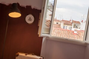 Sengetøy av topp kvalitet, dundyner, safe på rommet og skrivebord