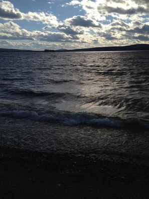 A beach with waves and a cloudy sky. - B&B Hillhouse (Lac-Brome)