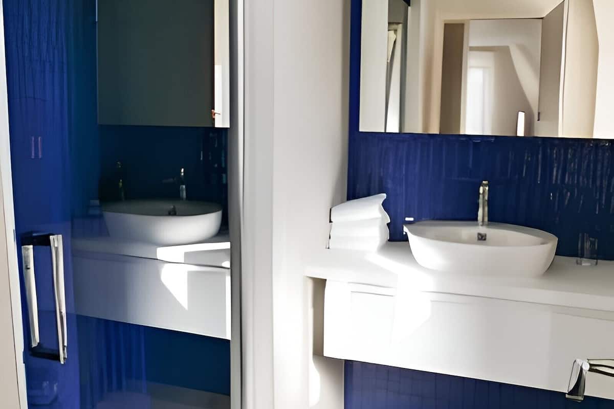 comfort double room | bathroom | shower, free toiletries, hair dryer, towels