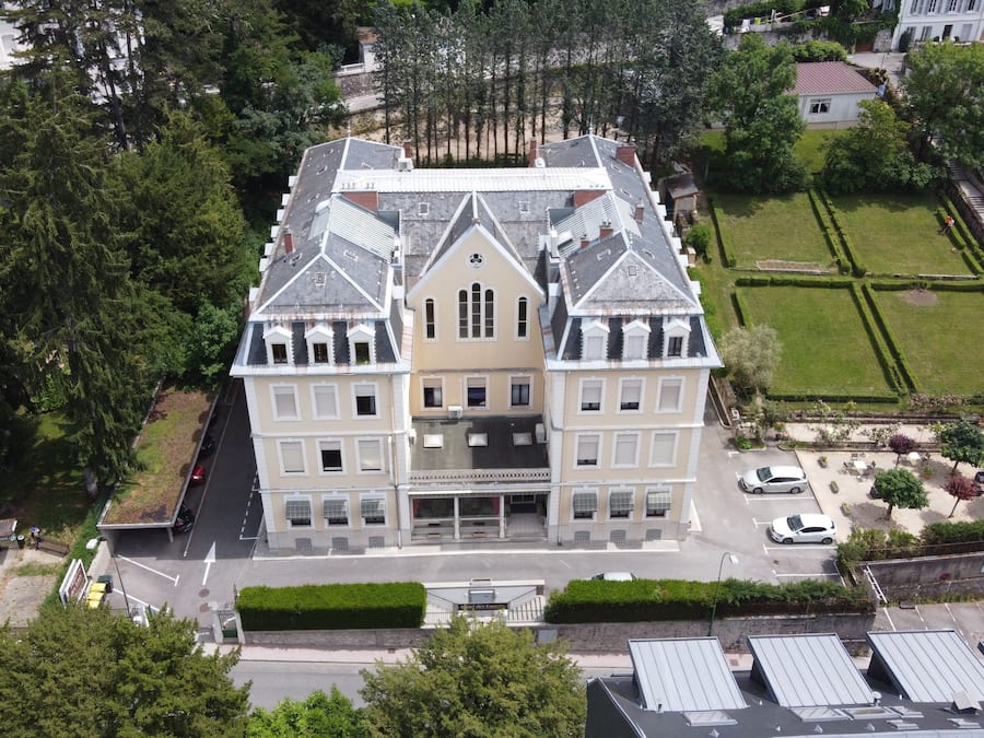 Vista frontal de la propiedad