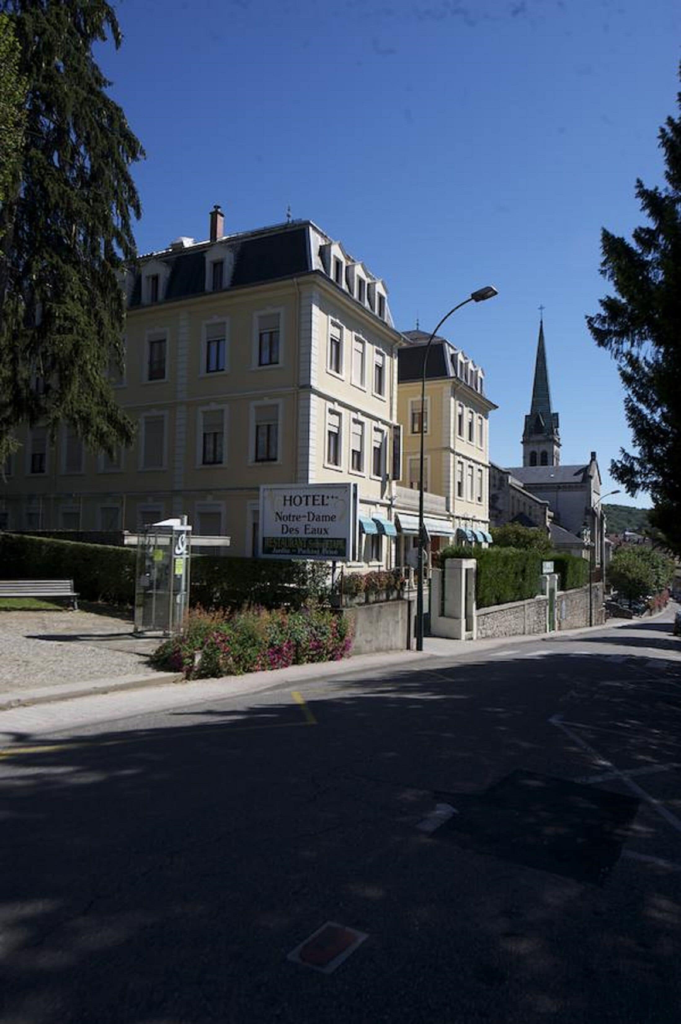A hotel with a sign indicating it is "HOTEL Notre-Dame Des Eaux."