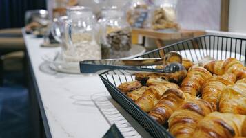 Päivittäinen buffetaamiainen (13 EUR per henkilö)