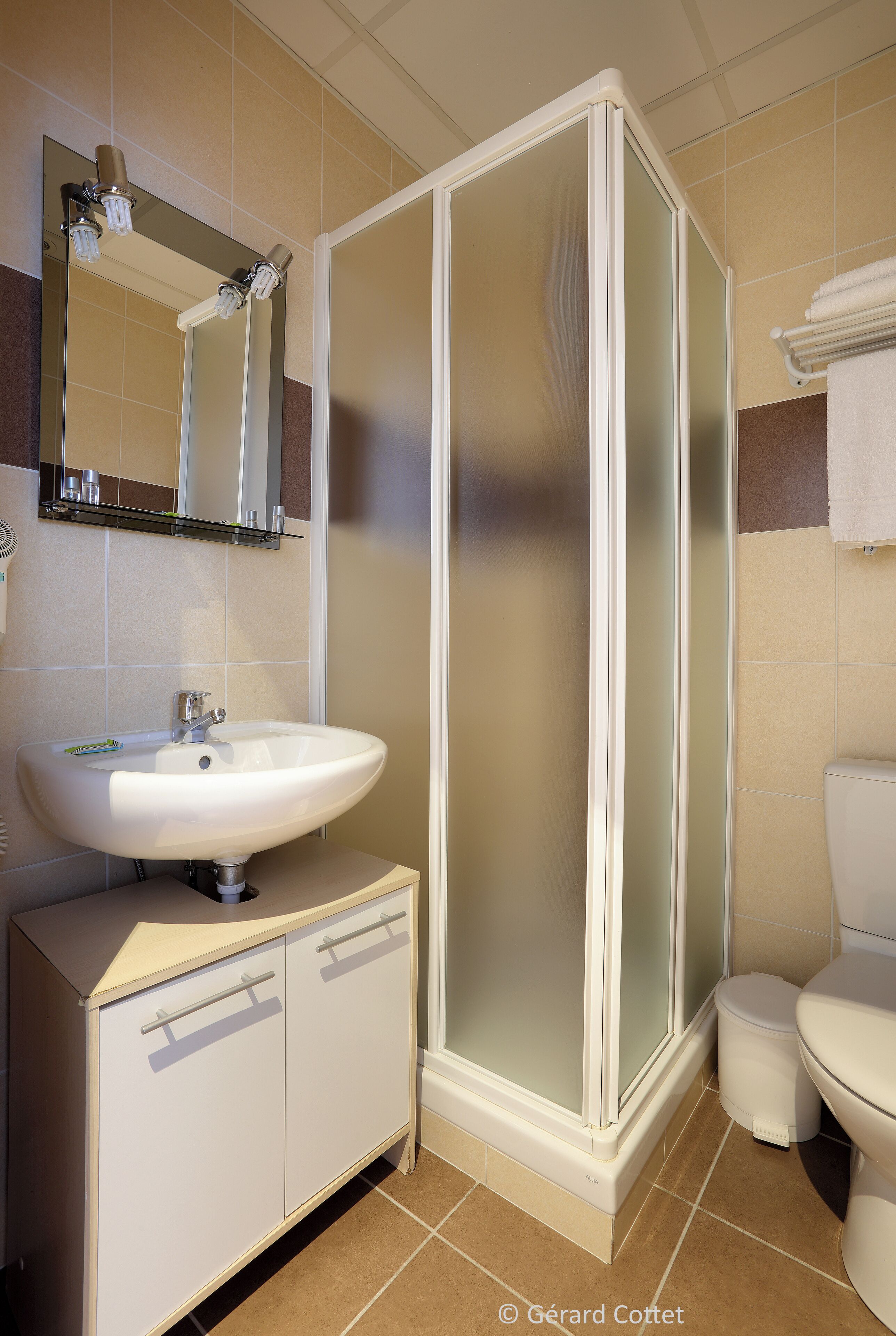 comfort twin room | bathroom | shower, free toiletries, hair dryer, towels