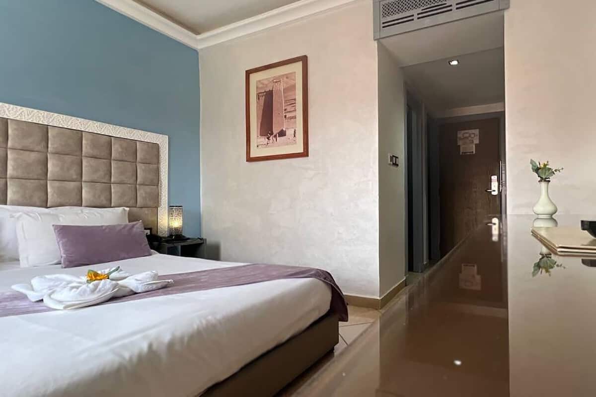 Singola Standard | Copriletto in piuma, materassi in memory foam, una scrivania