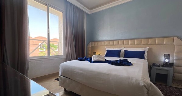 Chambre Simple Standard | Couette en duvet d'oie, matelas mémoire de forme, bureau