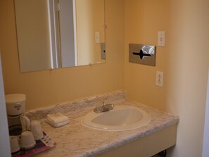 Ducha y bañera combinadas y artículos de higiene personal gratuitos
