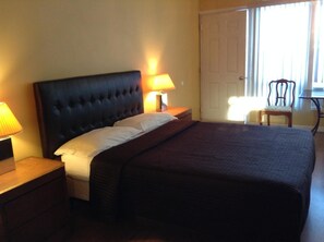 Bureau, fer et planche à repasser, lits pliants/supplémentaires