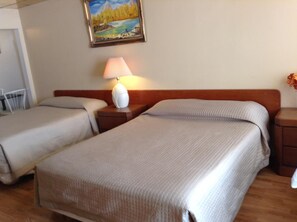 Desk, iron/ironing board, rollaway beds, free WiFi - Motel Rive du Lac (Saint-Zotique)